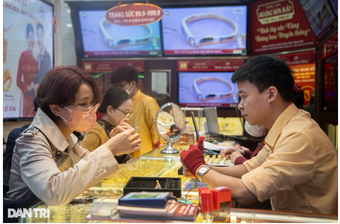 Giá vàng nhẫn vượt 93 triệu đồng, nhà đầu tư có nên tiếp tục gom mua?